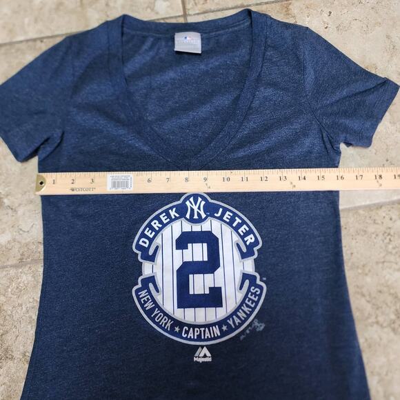 Derek Jeter Ladies V-Neck New York Yankees Captain Tshirt Size Medium - Picture 5 of 8